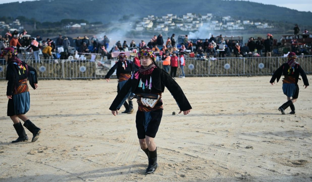 Kuşadası’nda deve güreşi festivali renkli görüntülere sahne oldu