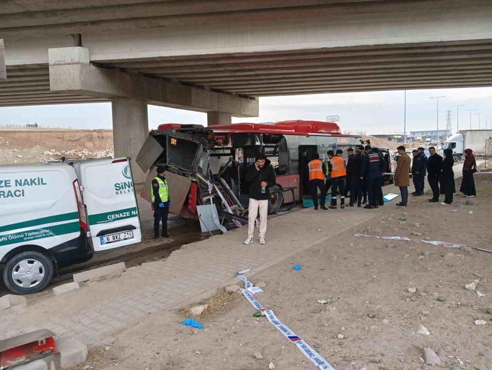 Başkent'te feci kaza! Belediye otobüsü tırla çarpıştı: 1 ölü, 1 yaralı