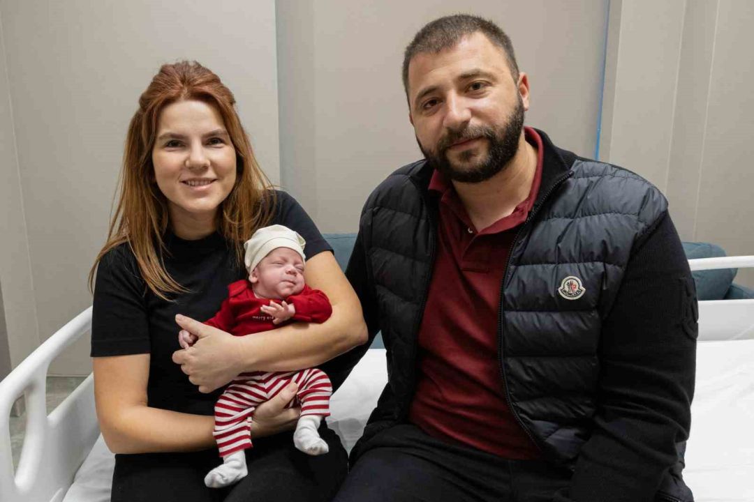 Bağırsakları delinen bin 280 gramlık bebek 55 günlük savaşı kazandı