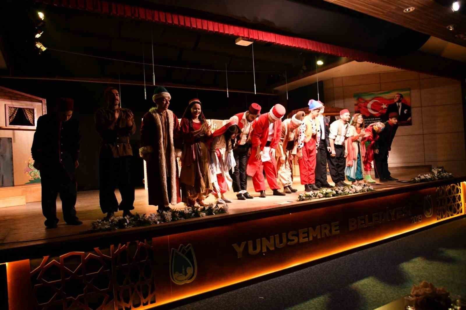 Manisa'da 'İki gözümün İstanbul’u' sahnesi büyük beğeni topladı