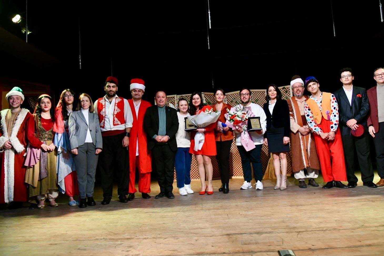 Manisa'da 'İki gözümün İstanbul’u' sahnesi büyük beğeni topladı