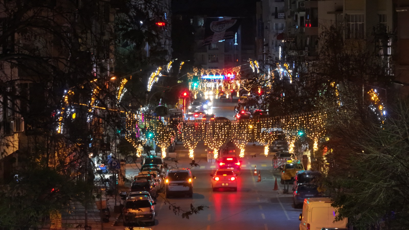 Manisa yeni yıla hazırlandı: Caddeler ışıl ışıl oldu!