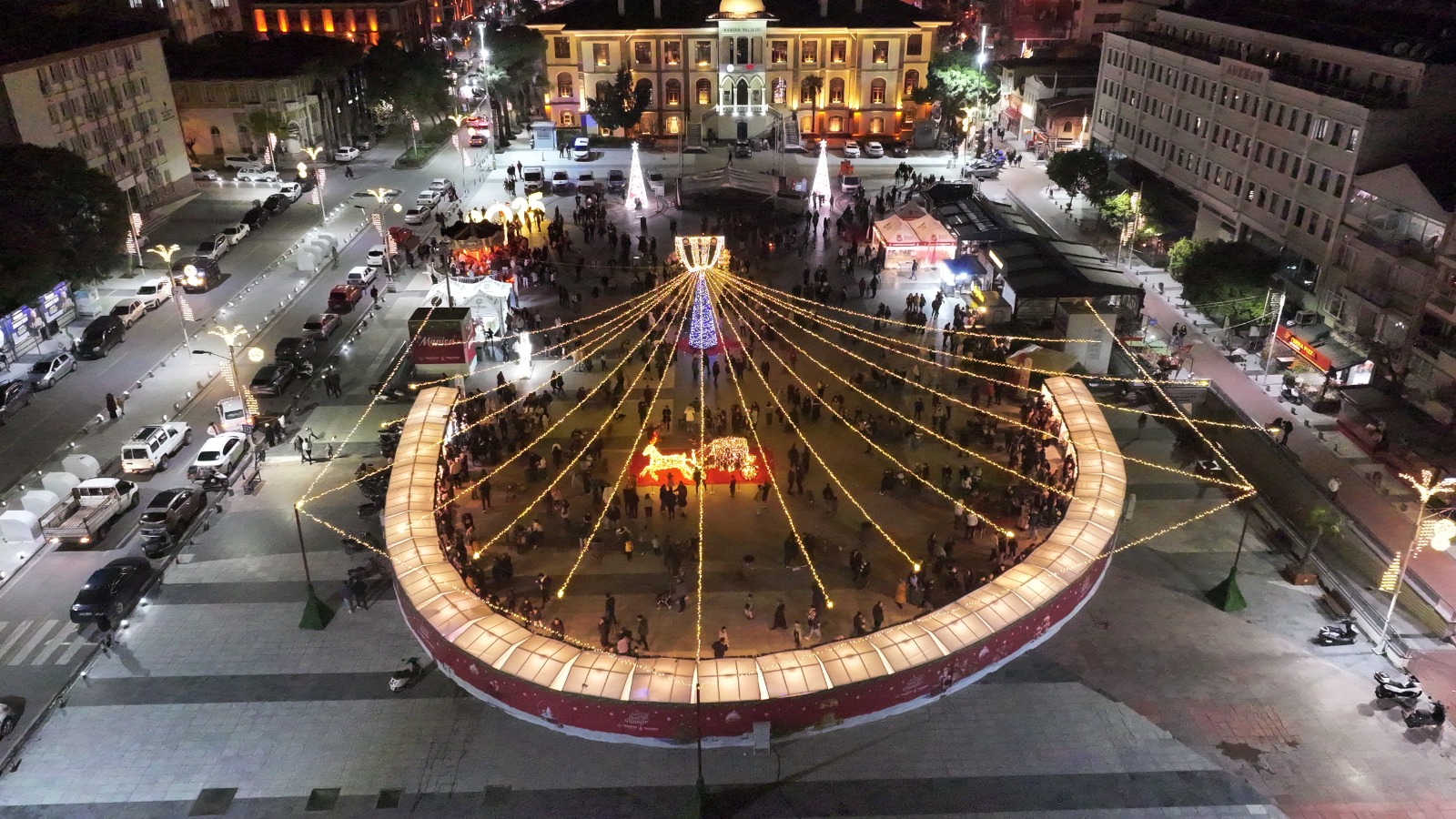 Manisa yeni yıla hazırlandı: Caddeler ışıl ışıl oldu!