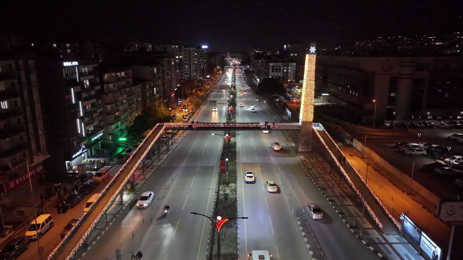 Manisa yeni yıla hazırlandı: Caddeler ışıl ışıl oldu!