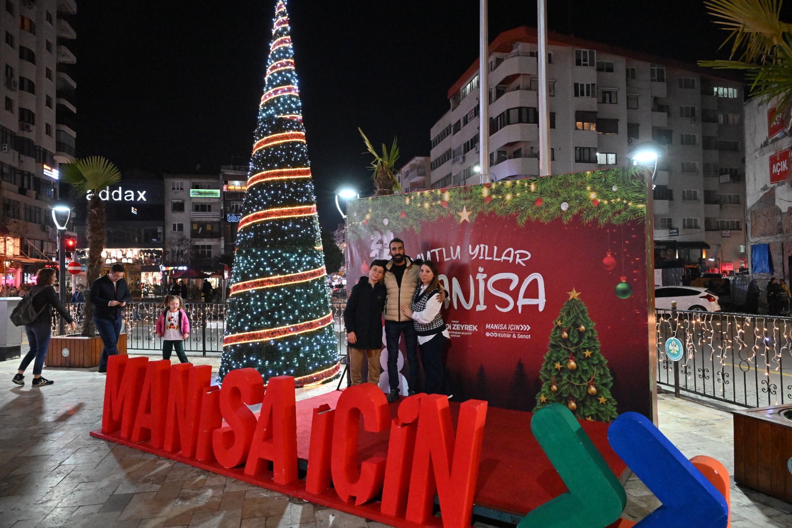 Manisa yeni yıla hazırlandı: Caddeler ışıl ışıl oldu!