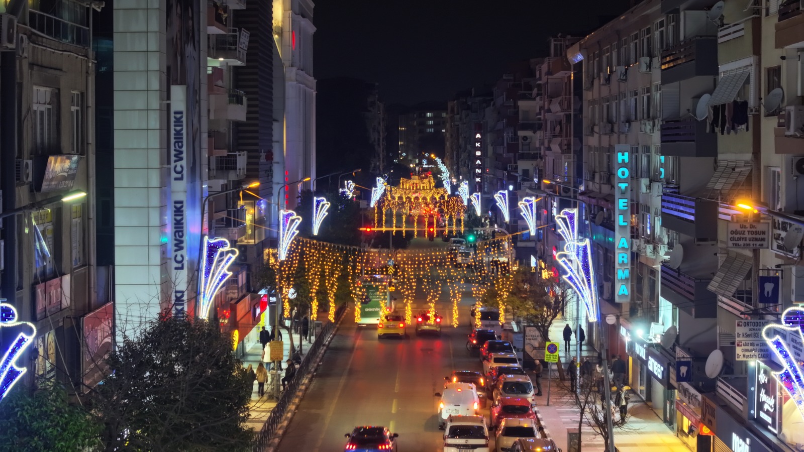 Manisa yeni yıla hazırlandı: Caddeler ışıl ışıl oldu!