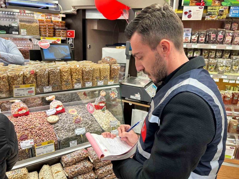 Ticaret Bakanlığı ekiplerinden market ve pastaneleri denetimi