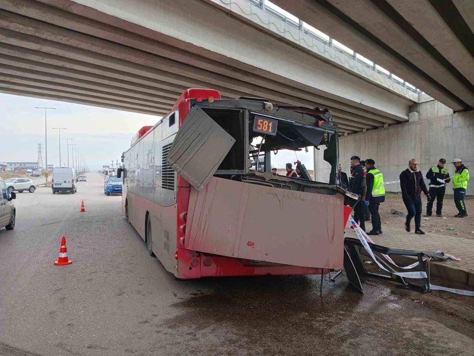 Başkent'te feci kaza! Belediye otobüsü tırla çarpıştı: 1 ölü, 1 yaralı