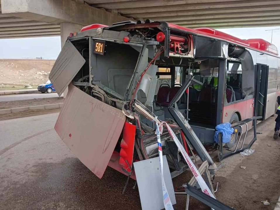 Başkent'te feci kaza! Belediye otobüsü tırla çarpıştı: 1 ölü, 1 yaralı
