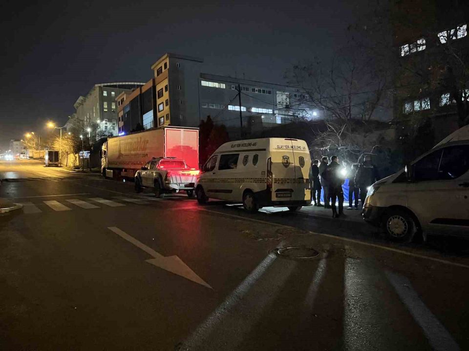 Esenyurt’ta 24 yaşındaki genç caddede başından vurulmuş halde bulundu