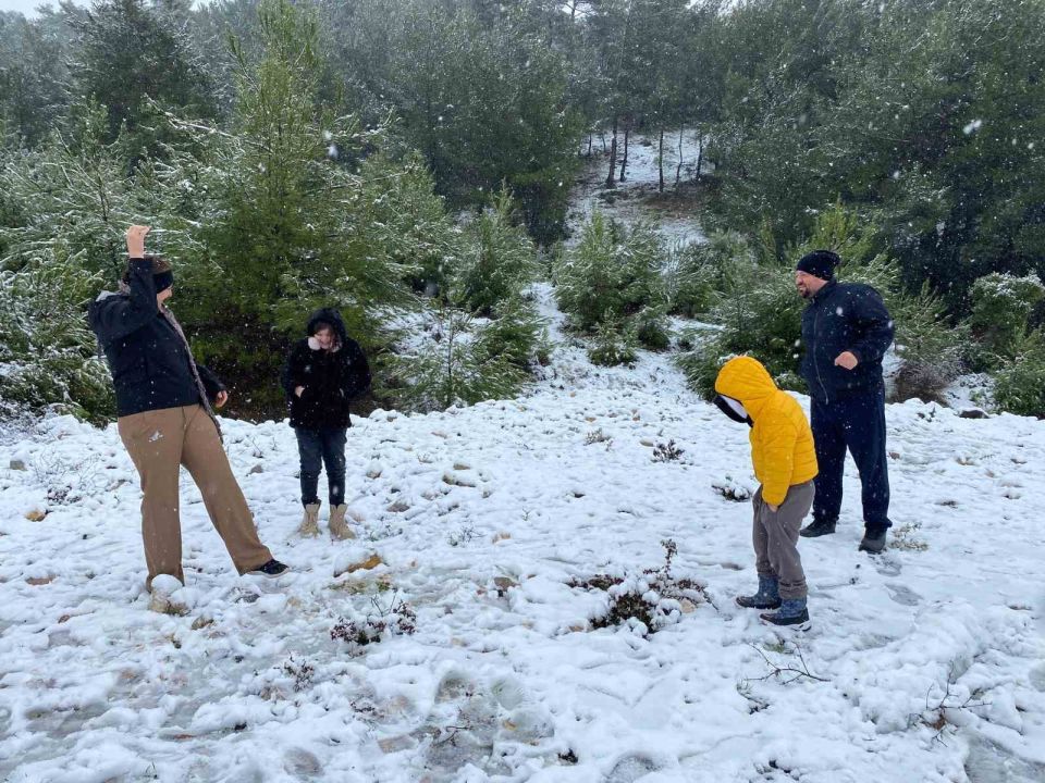 İzmir’in de yüksek kesimleri beyaza büründü