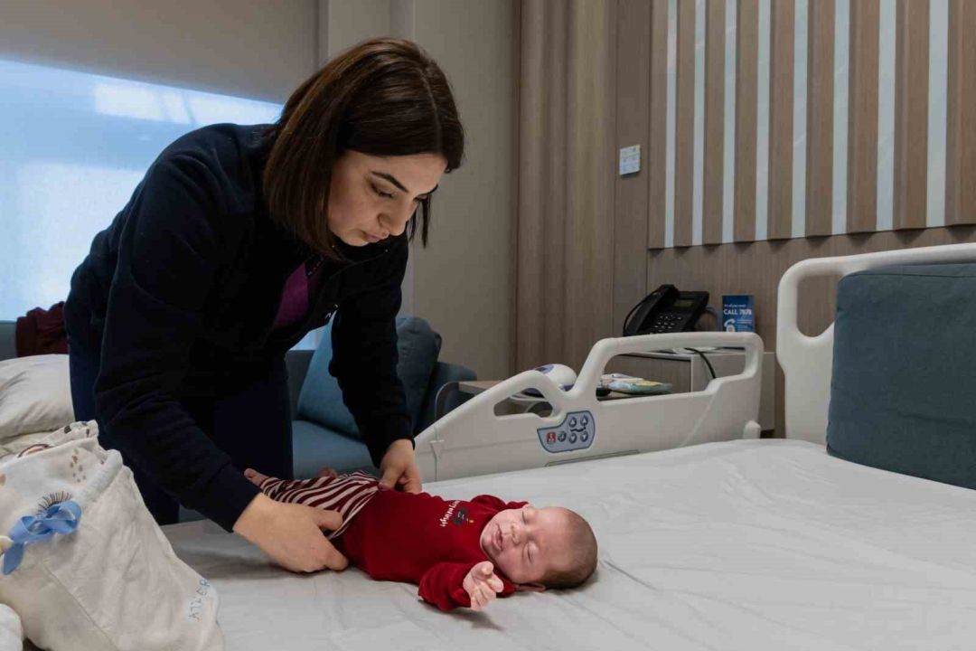 Bağırsakları delinen bin 280 gramlık bebek 55 günlük savaşı kazandı