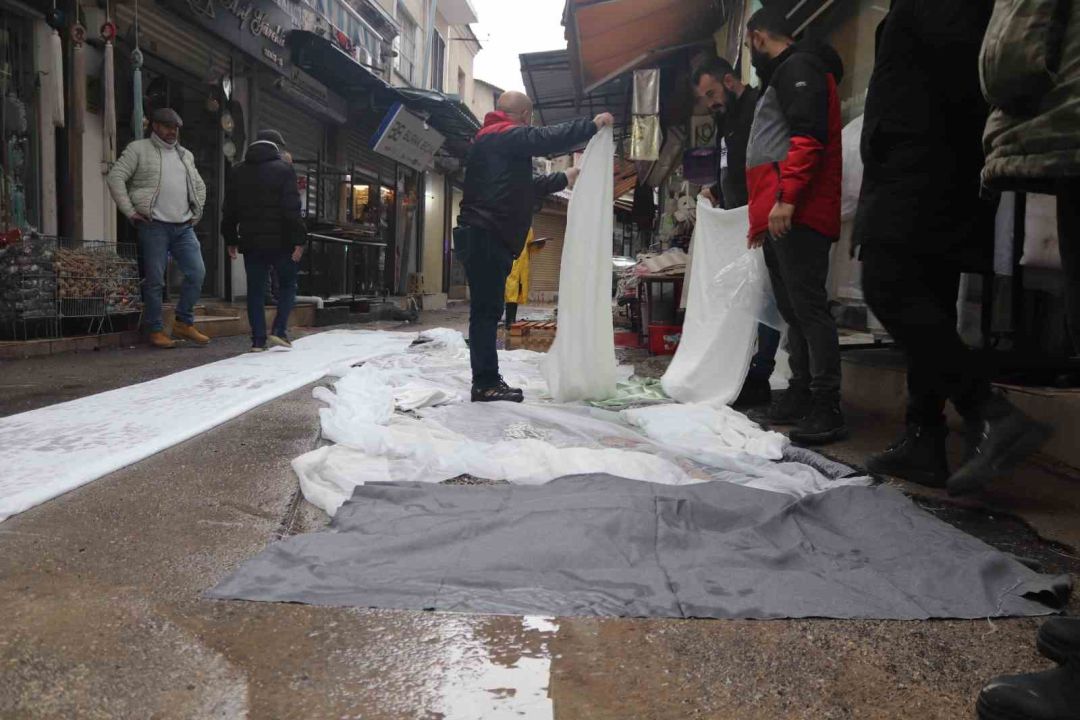 Tarihi çarşıdaki su ve çamura ‘halı ve perdeli’ çözüm!