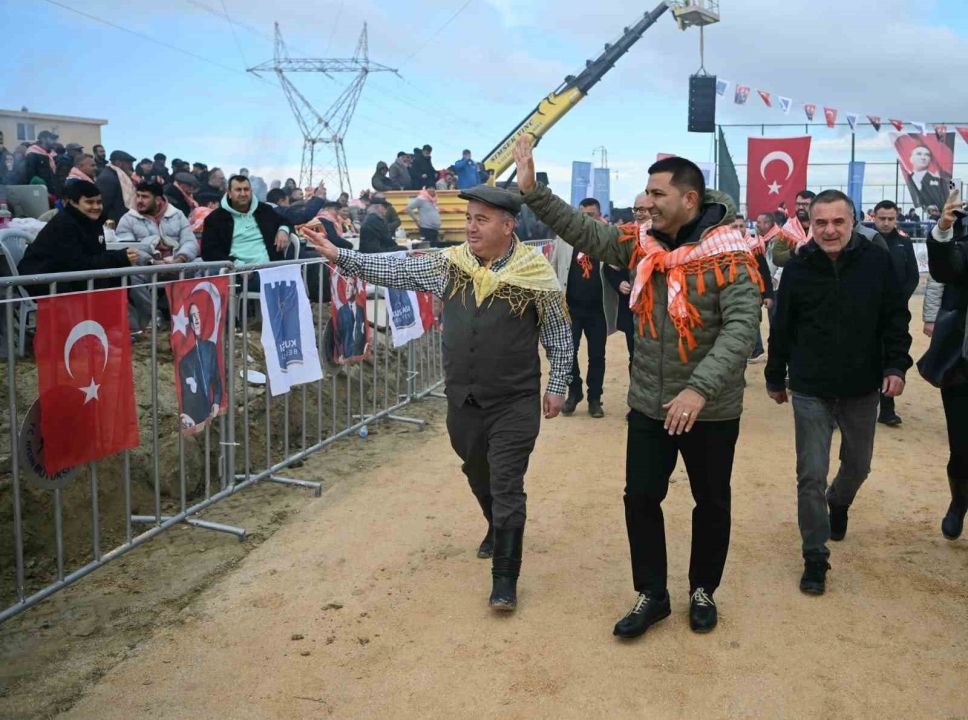 Kuşadası’nda deve güreşi festivali renkli görüntülere sahne oldu