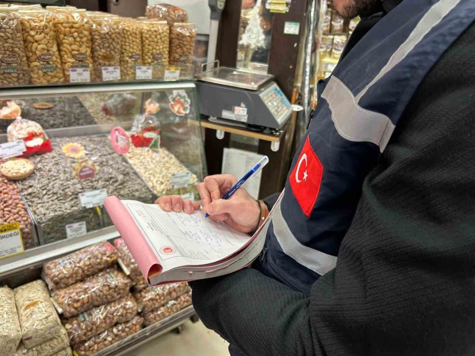 Ticaret Bakanlığı ekiplerinden market ve pastaneleri denetimi