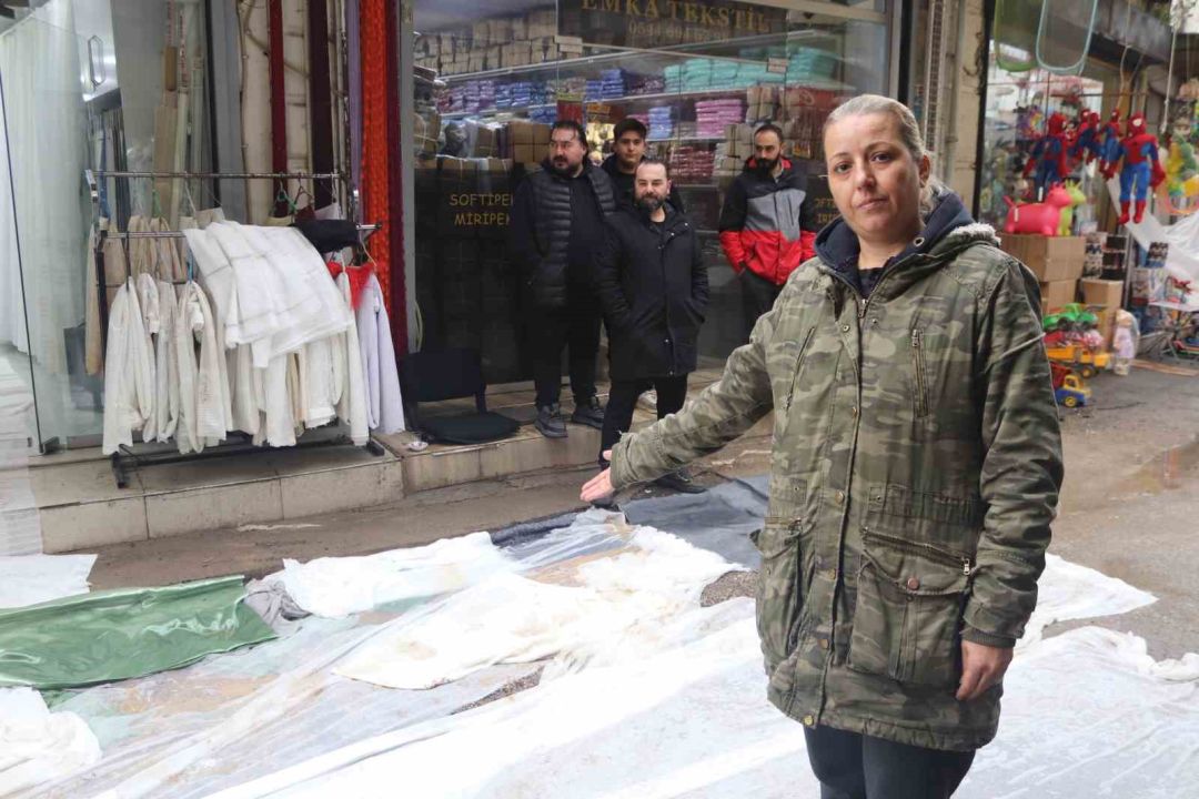 Tarihi çarşıdaki su ve çamura ‘halı ve perdeli’ çözüm!