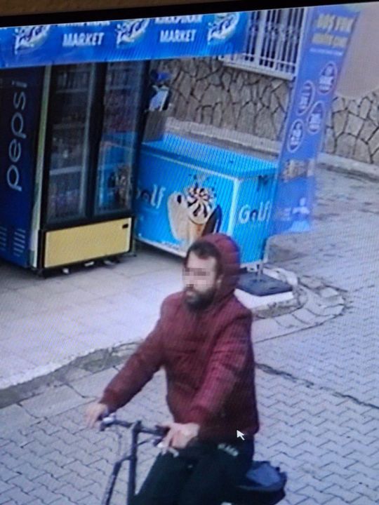 Bisikletli sapık, güpegündüz genç kadını taciz etti!