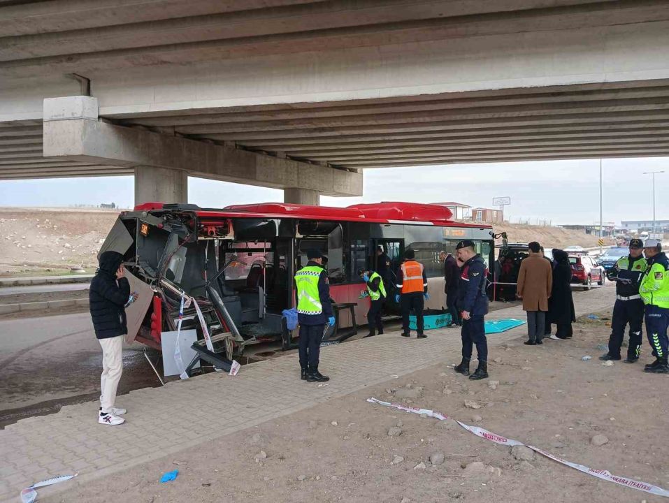 Başkent'te feci kaza! Belediye otobüsü tırla çarpıştı: 1 ölü, 1 yaralı
