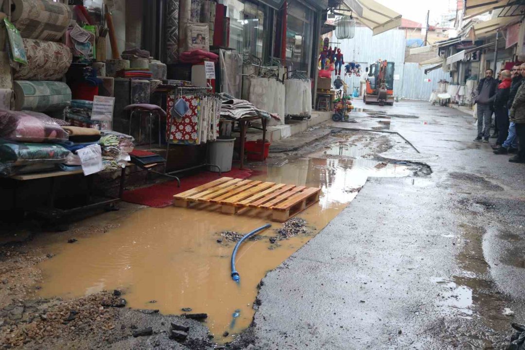 Tarihi çarşıdaki su ve çamura ‘halı ve perdeli’ çözüm!