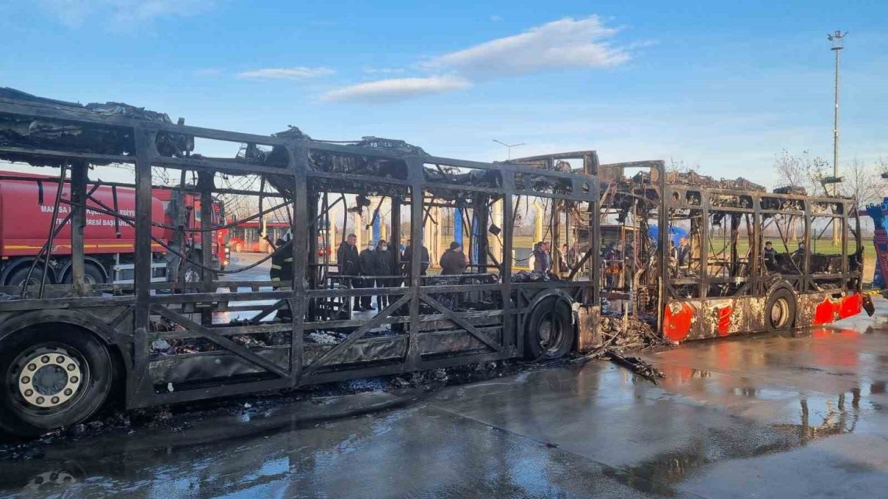 Manisa'da park halindeki otobüs alevlere teslim oldu!