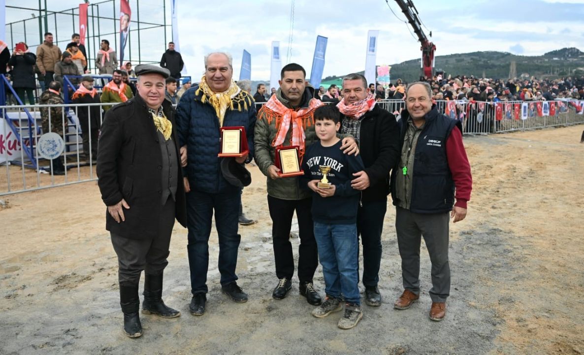 Kuşadası’nda deve güreşi festivali renkli görüntülere sahne oldu