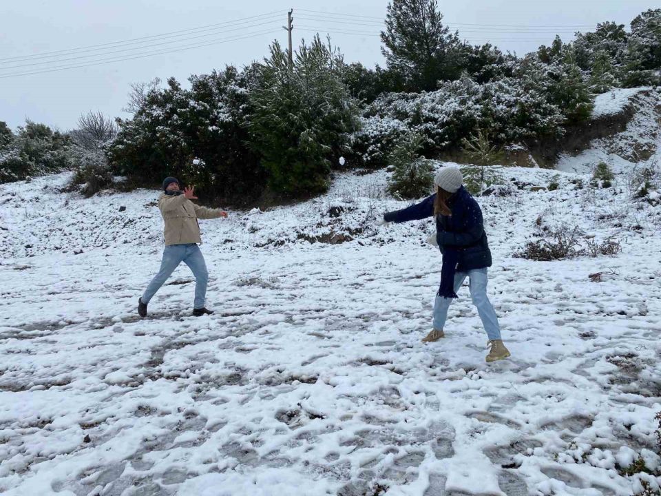 İzmir’in de yüksek kesimleri beyaza büründü