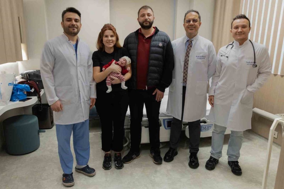 Bağırsakları delinen bin 280 gramlık bebek 55 günlük savaşı kazandı