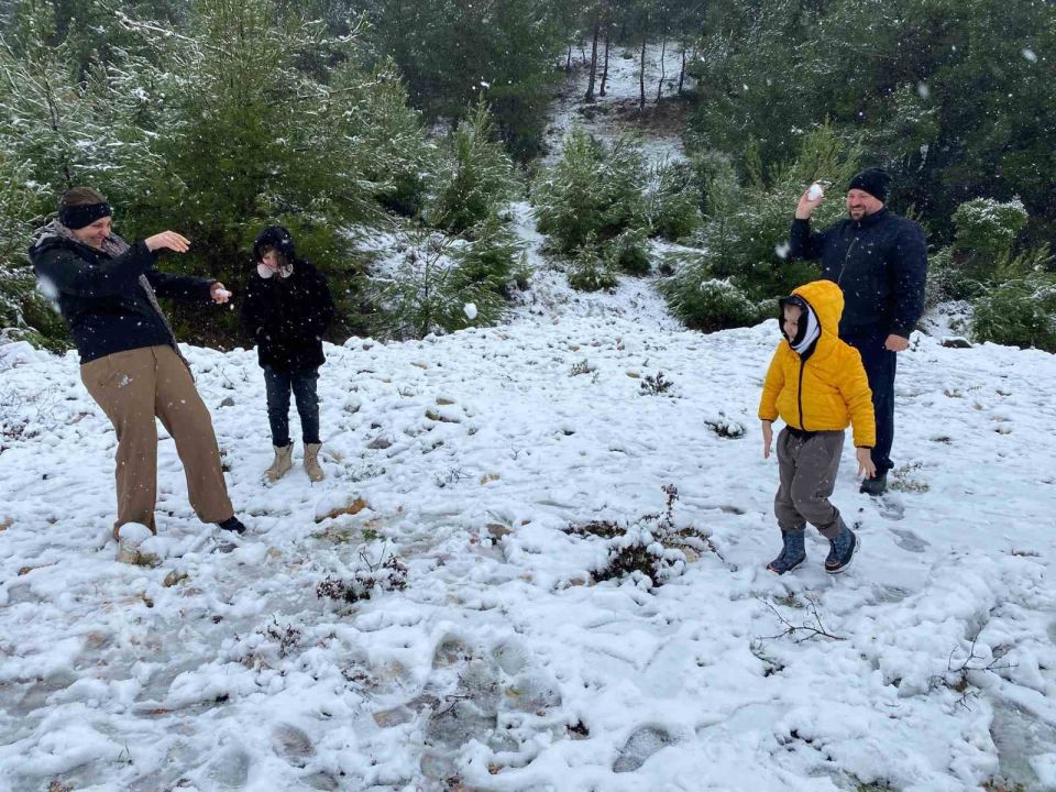 İzmir’in de yüksek kesimleri beyaza büründü