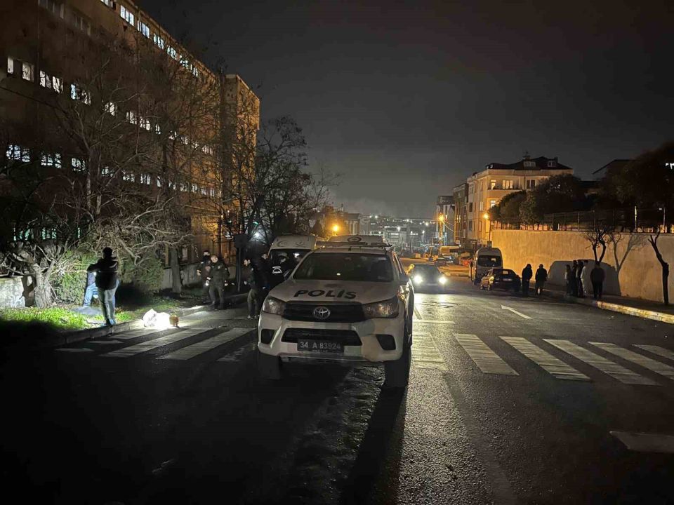 Esenyurt’ta 24 yaşındaki genç caddede başından vurulmuş halde bulundu