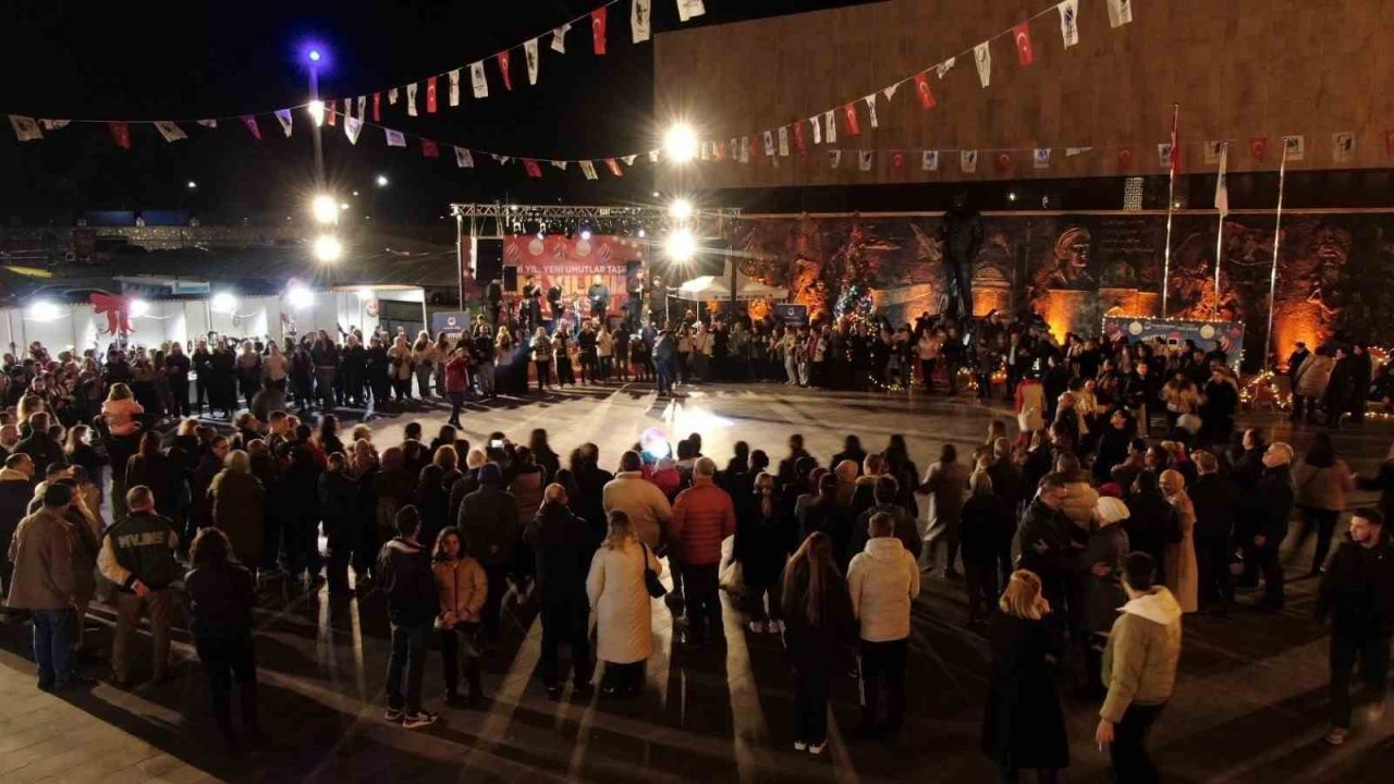 Manisa'da Balkan ezgileri yankılandı