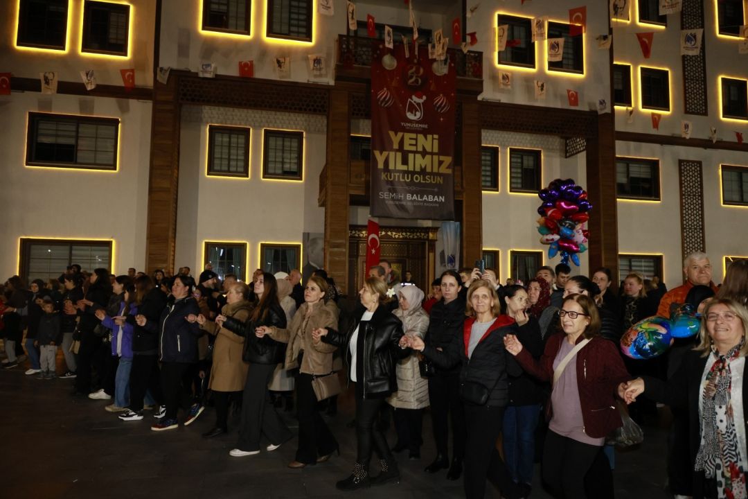 Manisa'da Balkan ezgileri yankılandı