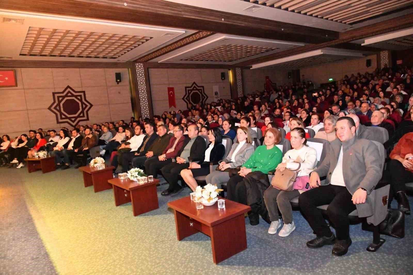 Manisa'da 'İki gözümün İstanbul’u' sahnesi büyük beğeni topladı