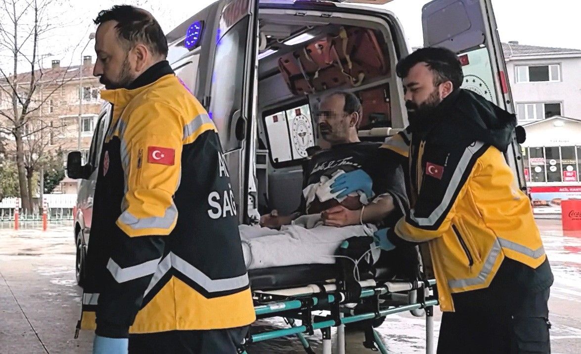 Babasını 6 yerinden bıçakladıktan sonra 112’den yardım istedi!