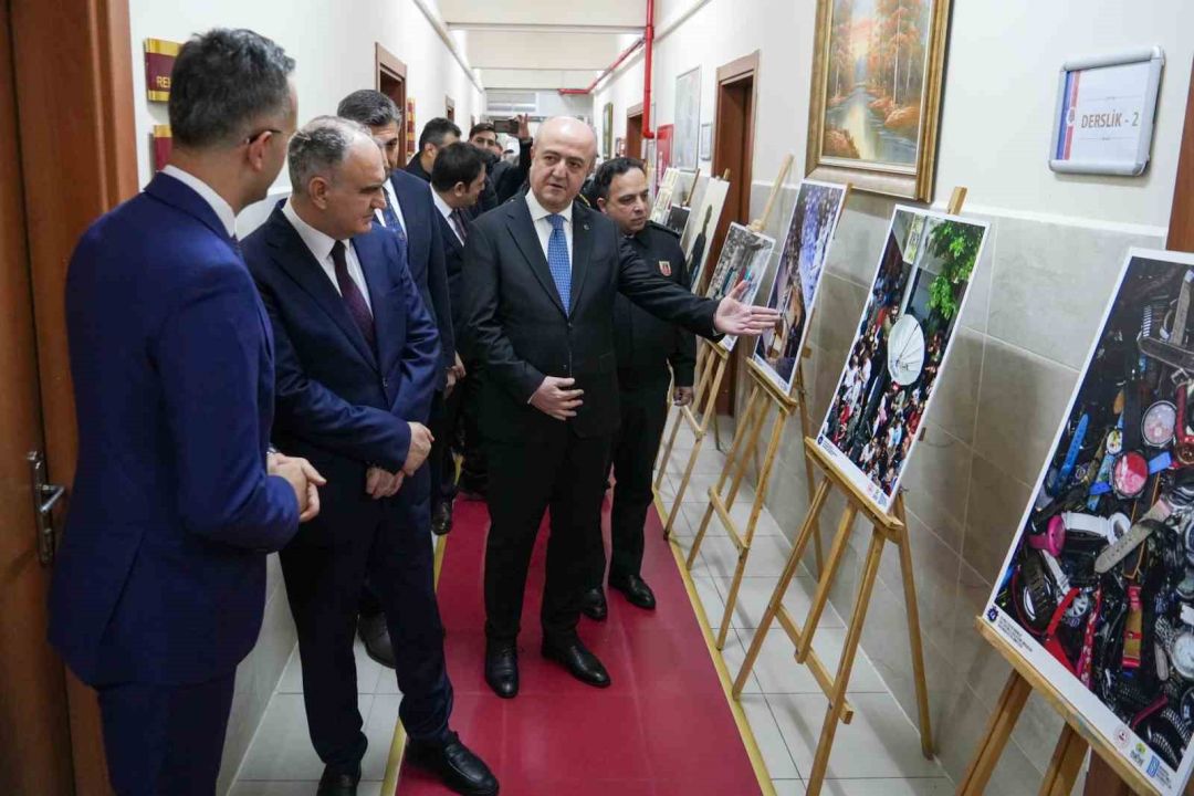 Vali Özkan, Özgürlüğün Renkleri sergisini açtı