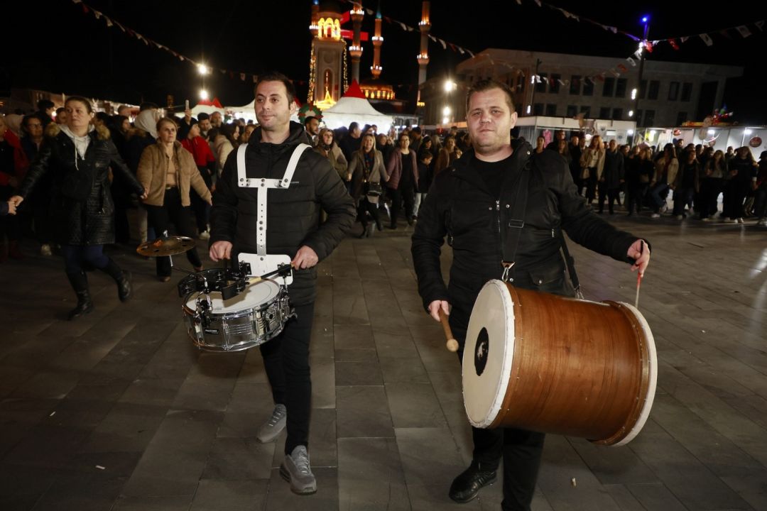 Manisa'da Balkan ezgileri yankılandı