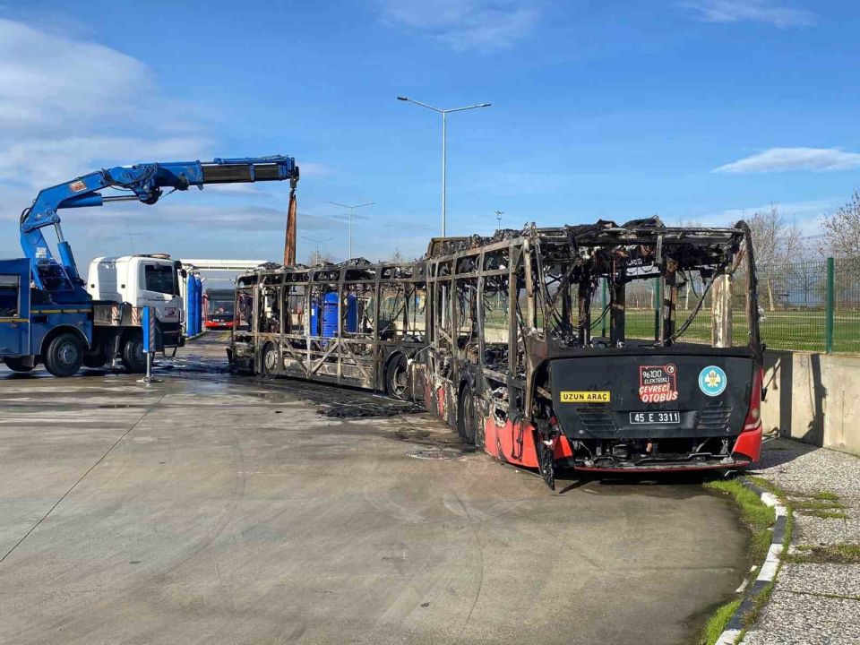 Manisa'da park halindeki otobüs alevlere teslim oldu!