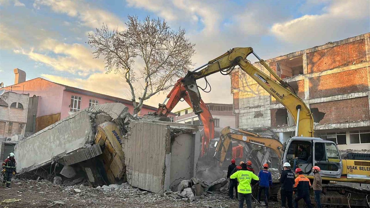 Uşak’ta enkaz altında kalan iş makinesi operatörünün cansız bedenine ulaşıldı