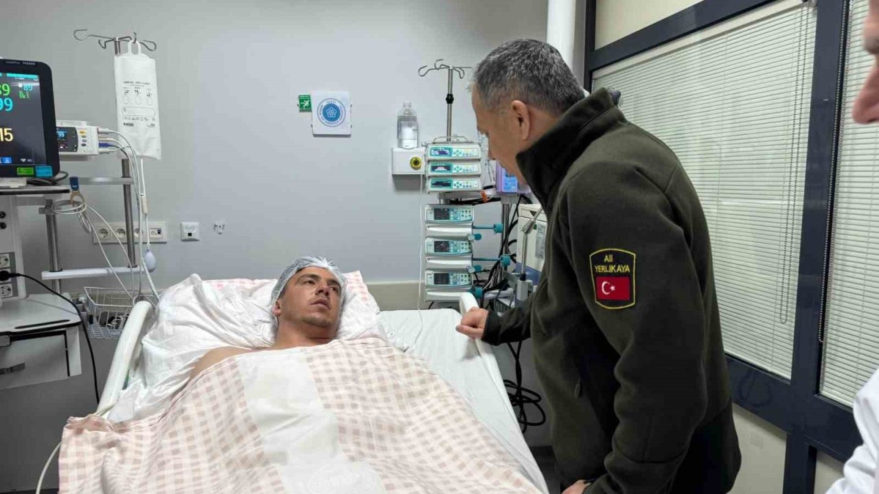 Bakan Yerlikaya, Çöken bina enkazından kurtarılan yaralıları hastanede ziyaret etti