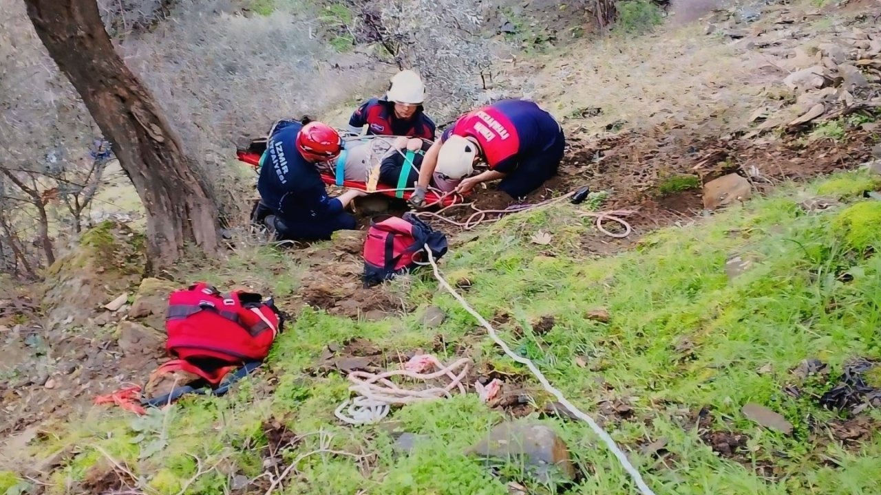 Düştüğü dik yamaçta mahsur kalan vatandaşı itfaiye kurtardı!