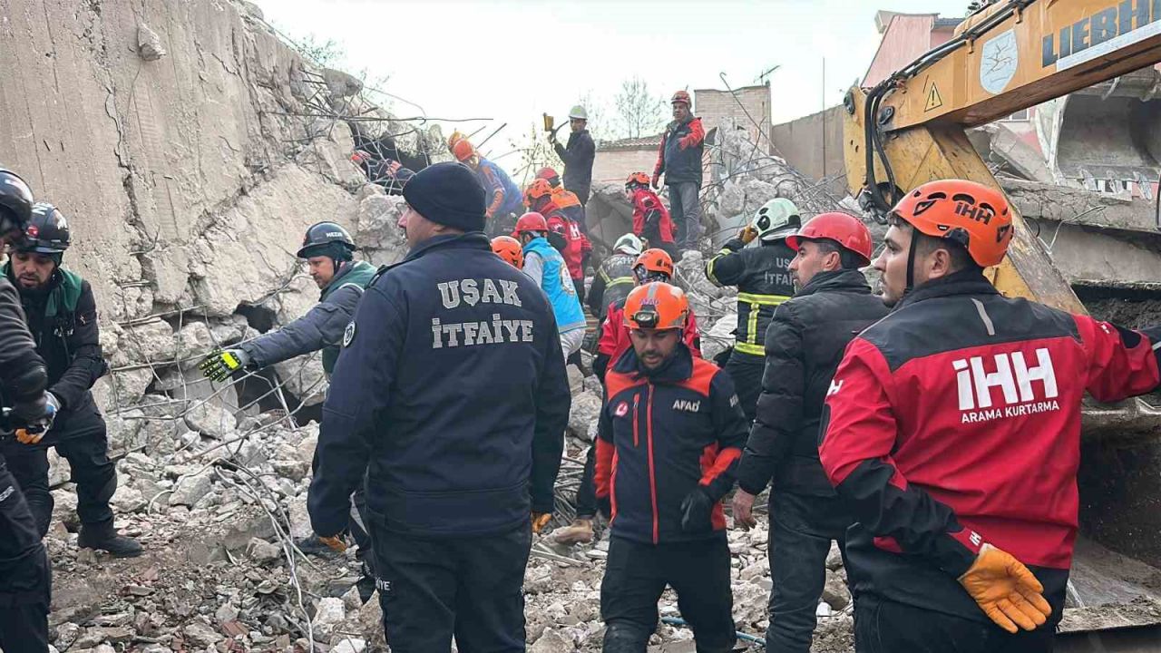 Uşak’ta enkaz altında kalan iş makinesi operatörünün cansız bedenine ulaşıldı
