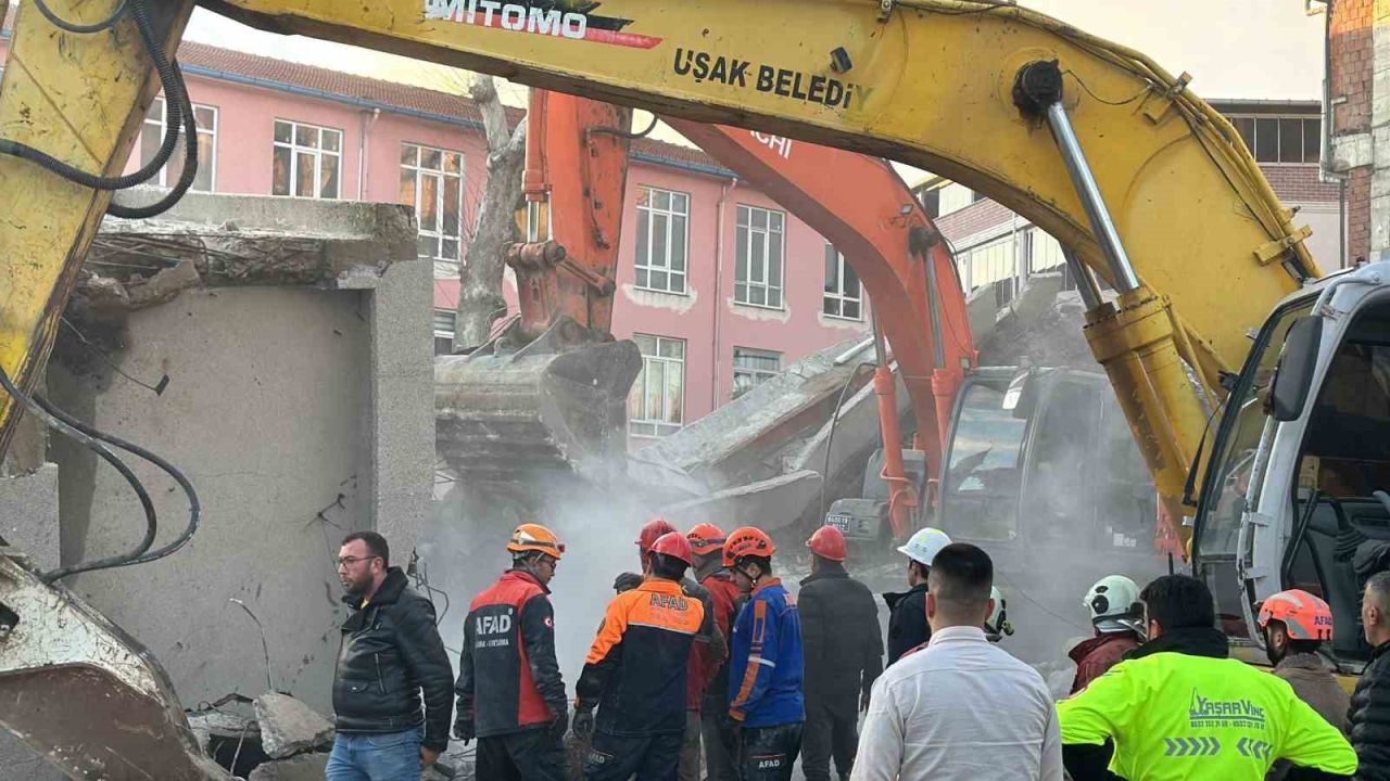 Uşak’ta enkaz altında kalan iş makinesi operatörünün cansız bedenine ulaşıldı