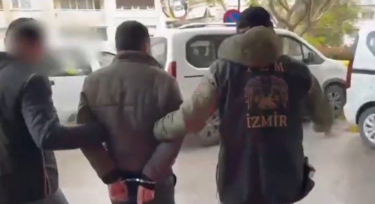PKK operasyonunda şüphelinin açmadığı kapı koçbaşıyla kırıldı!