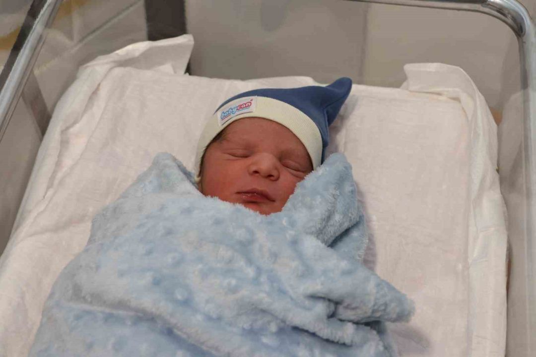İzmir’de yeni yılın ilk bebeği Mahir Deniz oldu