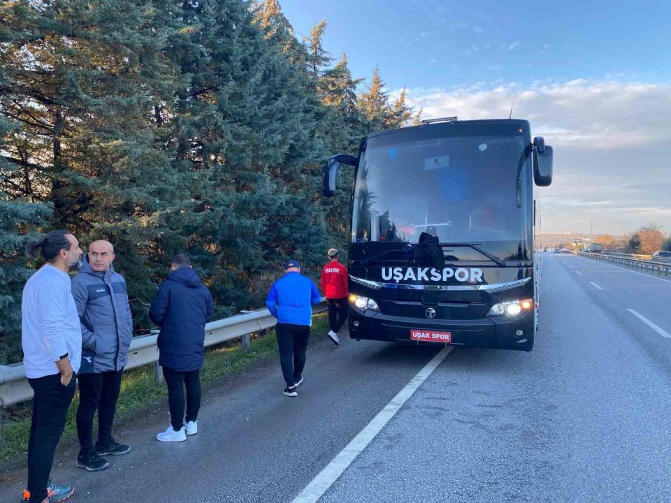 Takım otobüsüne taşlı saldırıda sportif direktör yaralandı