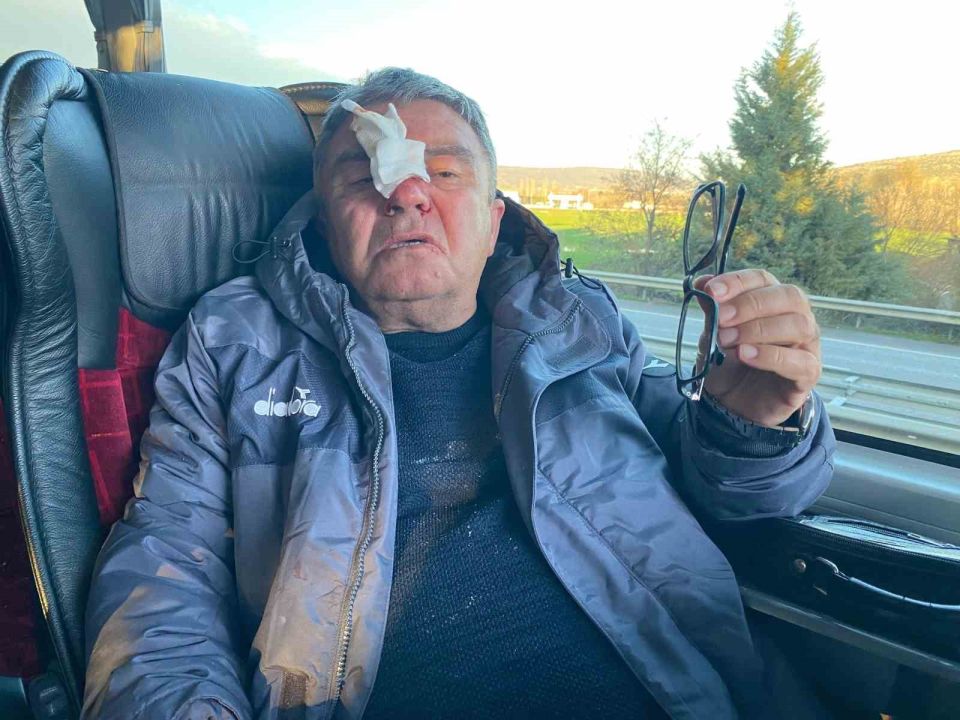 Takım otobüsüne taşlı saldırıda sportif direktör yaralandı