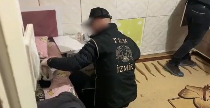 PKK operasyonunda şüphelinin açmadığı kapı koçbaşıyla kırıldı!