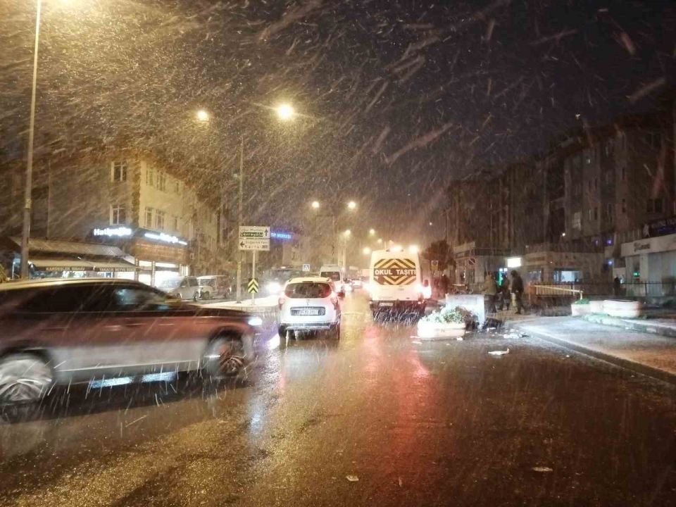 İstanbul’da sabahın erken saatlerinde kar yağışı etkili oldu