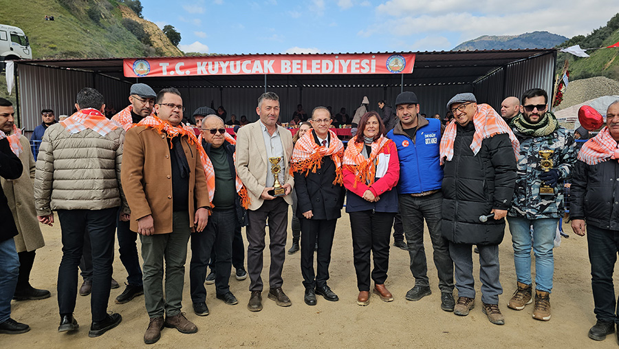 Deve güreşleri büyük ilgi gördü