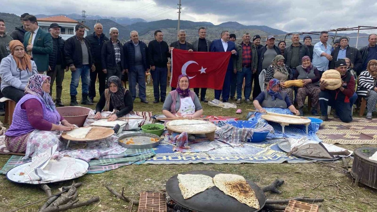 Başkan Öküzcüoğlu’nu gözleme yapan köylüler karşıladı