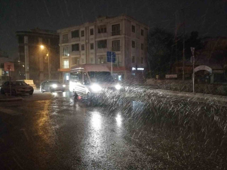 İstanbul’da sabahın erken saatlerinde kar yağışı etkili oldu